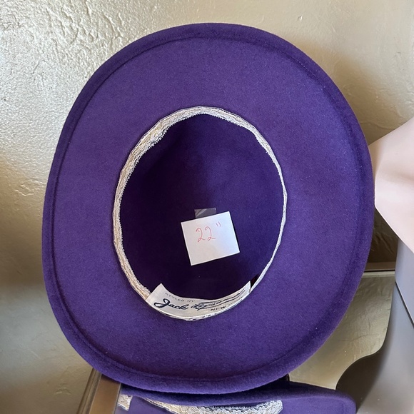 ONE OF A KIND DESIGNER JACK MCCONNELL VINTAGE PURPLE FELT HAT + FEATHER DETAILS - Picture 10 of 11